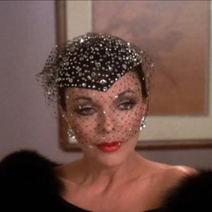Zwarte strass druppelvormige tovenaarhoed met strass vogelkooisluier voor bruiloft, kerk, Kentucky Derby, NYE cocktail Party, Joan Collins