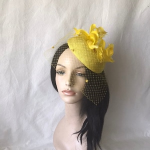 Chapeau bibi jaune avec voile à pois, mariage, mère de la mariée, goûter féminin, Derby du Kentucky, chapeau pilulier d&#39;église, chapeau formel, chapeau derby