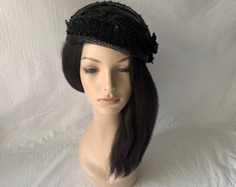 Schwarze 1950er - 1960er Jahre Vintage Frauen Mesh Kirche Half Hat, schwarze Mini Juliet Cap Hut, Brautmutter Hochzeitshut, Mini Cocktail Pillbox Hut
