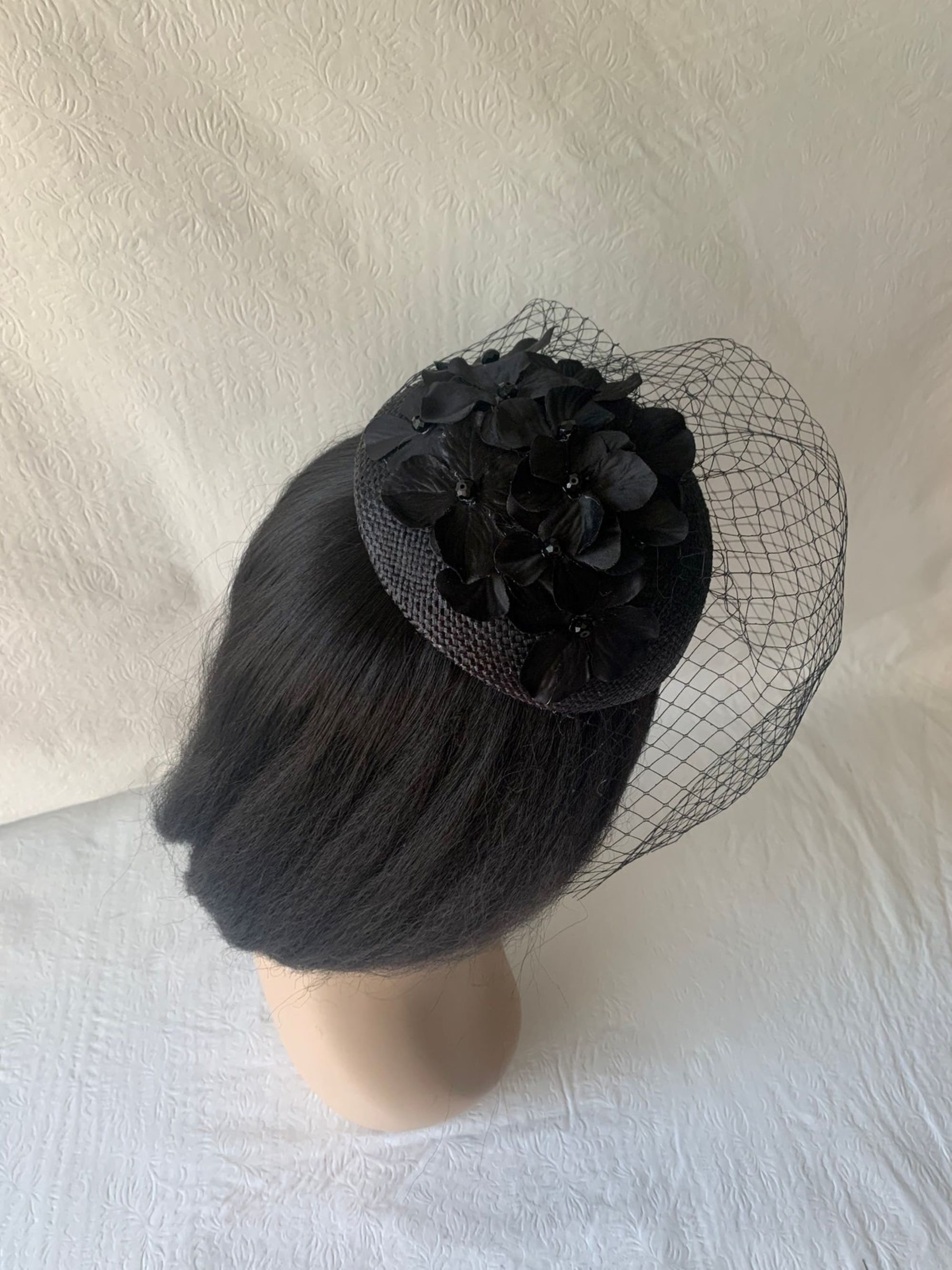 Women's Vintage Pillbox Fascinator Hat - Mesh Veil With Feathers For Weddings & Parties
