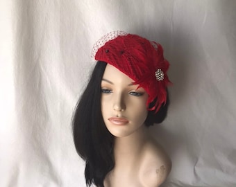 Tocado rojo estilo vintage de los años 50-60 con pluma y velo para bodas, iglesias, fiestas de té o como regalo para ella.