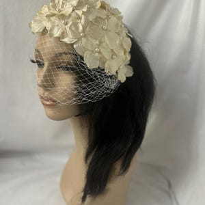 Ivory flower petal Fascinator hat with veil for wedding, bridal floral hat, tea party, Kentucky Derby or church - Vintage 1950s retro design