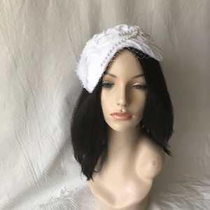 White vintage Inspired  pillbox Half hat Juliet cap Wedding church hat diner en Blanc 1950 callot hat