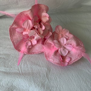 Twining Mama und Kleinkind Spiel rosa Tee-Party Derby Fascinator Stirnband Hüte kleines Mädchen Kirche Hut Kleid a wie Mutter und Baby ausgefallene Hut