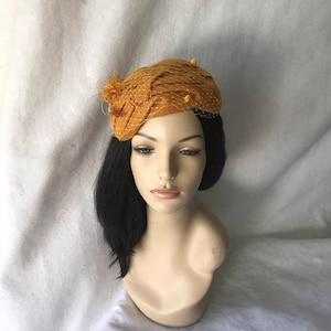 Mustard Vintage pillbox Hat with netting,  1950 style, Retro, Wedding, Church, Tea Party, half hat headband Fascinator
