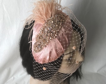 Vintage style 1950 blush pink peach ostrich feather fascinator half hat with dotted birdcage veil for mother of the wedding hat, bridal hat