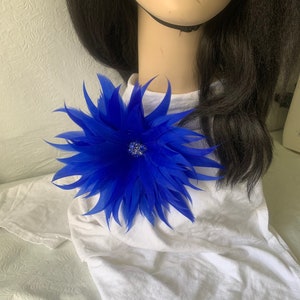 ロイヤルブルーのフェザーフラワー 教会用ブローチ、ウェディングラペル、コサージュ、ヘアピース、ネックレス用フェザーペンダント、靴、花嫁の母