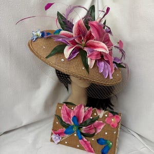 Conjunto de tocado con velo y asa ancha estilo derby con estampado floral de lirios y bolso de mano a juego para ocasiones formales - Tocado llamativo para bodas en la iglesia