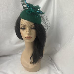Green wool felt Fascinator hat withpeacock feather & veil -  mini button pillbox hat for  wedding, church, Tea Party hat, special event