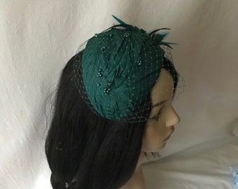 Demi-chapeau vintage vert émeraude inspiré des années 1950-60, chapeau de mariage vert foncé, chapeau d'église vert sarcelle, mère de la mariée, chapeau bibi