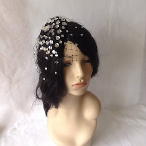 ベール付きブラックミニファシネーターハット、ブラックラインストーンファシネーター、花嫁介添人ヘアファシネーター、ウェディングハット、ティーパーティーハット、女の子用ハット