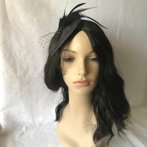 ベール付きの小さな黒いファシネーター、ミニファシネーター、花嫁介添人のヘアアクセサリー、黒髪カクテルハット、ティーパーティーハット、ウェディングファシネーター