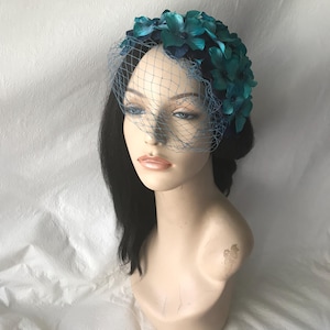Turquoise teal blue 1950 -1960s vintage flower half hat with veil, wedding Fascinator hat, tea party hat, women’s church hat, gift for her