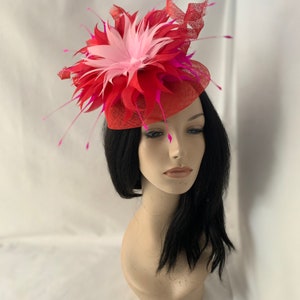 Red pink feather fascinator hat, Mother of the bride wedding hat, women’s church fascinator, high tea Party hat, hat for races, rockabilly