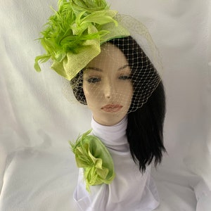 Limoengroene tovenaarhoed met gele veren voor theekransje, cadeausetidee voor fashionista, kerkhoed met bijpassende broche, groene Chartreuse-hoed