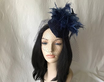 Marine blauer Feder Fascinator Hut mit Vogelkäfig Schleier, Damen Kirchen Hut, Tea Party Cocktail Hut, Kentucky Derby, Brautmutter Hochzeit Hut