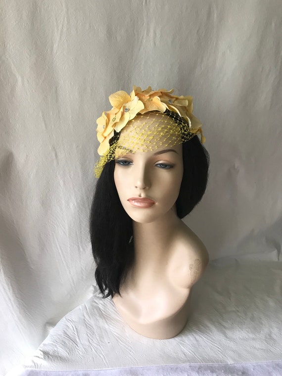 Vintage 1950s Inspired Yellow Flower Half Hat Fascinator  display picture 2