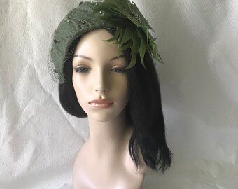 Olive green 1950s Vintage half hat with veil, Moss green feather flower fascinator hat, Mother of bride wedding hat, church hat, Tea Party