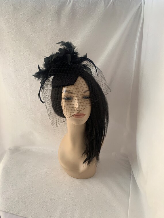 Black Pillbox Fascinator Hat: Vintage Style Feather Veil - Etsy display picture 2