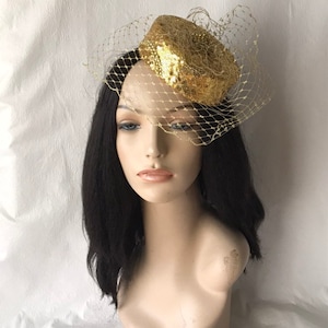 1950&#39;s vintage geïnspireerde gouden mini bunker bruiloft hoed met vogelkooi sluier, gouden cocktail Fascinator hoed voor bruiloft gast, races, vrijgezellenfeest