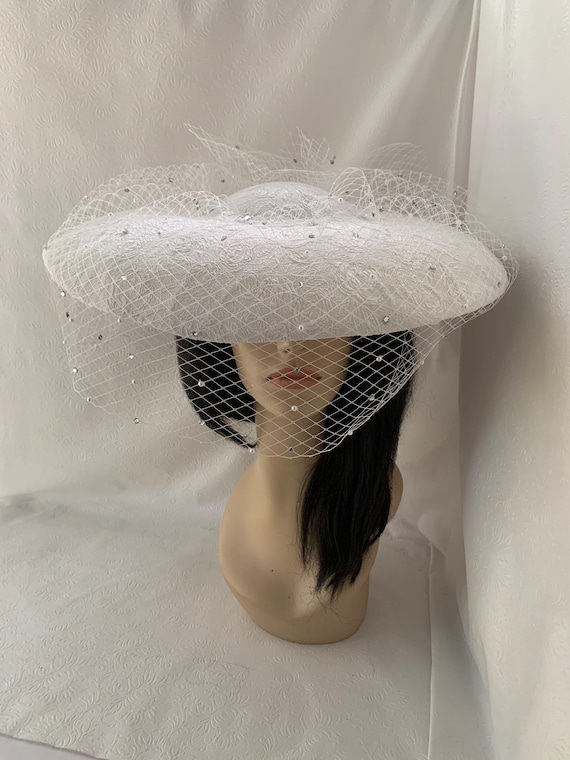 White Large Brim Kentucky Derby Fascinator Hat With Pearl  display picture 1