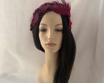 Diadema con velo de pétalos de flores estilo vintage de los años 60 en color ciruela oscuro, tocado con plumas, para madre de la novia, sombrero de boda, fiesta de té, iglesia