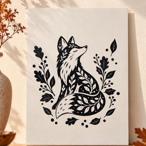 Può includere: Una stampa rettangolare con un'illustrazione a inchiostro nero di una volpe seduta di profilo, circondata da foglie stilizzate, bacche e fogliame simile a quello della quercia. La volpe presenta intricati motivi a foglia integrati nel suo pelo.