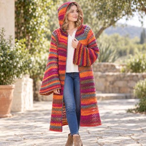 Könnte beinhalten: Ein langer, vorne offener Kapuzen-Cardigan mit einem lebendigen, horizontalen Streifenmuster in Orange-, Pink-, Lila- und Blautönen. Das Kleidungsstück hat weite, ausgestellte Ärmel und eine strukturierte Strickoptik, die bis unter die Knie reicht.