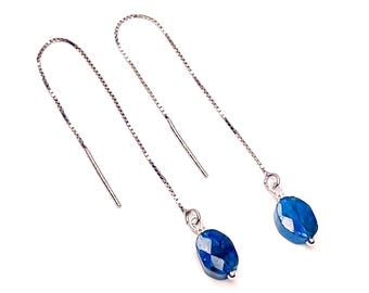 Brincos de prata 925 com corrente tipo caixa e pingente de apatita azul facetada. Presente perfeito para ela, ideal para casamentos, aniversários e outras ocasiões especiais.