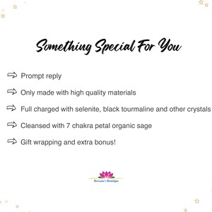 Puede incluir: Un fondo blanco con estrellas doradas y el texto "Something Special For You" en letra cursiva negra. El texto de abajo enumera cinco beneficios de comprar un producto: respuesta r&aacute;pida, materiales de alta calidad, cargado con selenita y turmalina negra, limpiado con salvia org&aacute;nica de 7 p&eacute;talos de chakra y envoltorio de regalo y bonificaci&oacute;n adicional. El texto "Kosana's Boutique" est&aacute; en la parte inferior de la imagen.