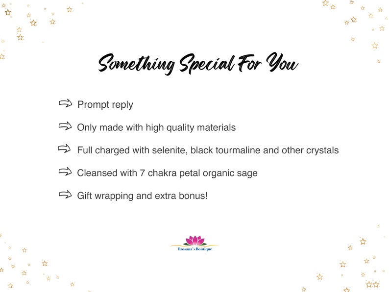 Puede incluir: Un fondo blanco con estrellas doradas y el texto "Something Special For You" en letra cursiva negra. El texto de abajo enumera cinco beneficios de comprar un producto: respuesta r&aacute;pida, materiales de alta calidad, cargado con selenita y turmalina negra, limpiado con salvia org&aacute;nica de 7 p&eacute;talos de chakra y envoltorio de regalo y bonificaci&oacute;n adicional. El texto "Kosana's Boutique" est&aacute; en la parte inferior de la imagen.