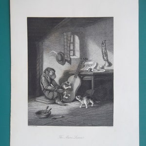 Op de afbeelding: Een zwart-wit gravure van een aap die een muziekles geeft aan een kitten. De aap zit op een kruk en houdt een cello vast. Het kitten zit op de cello en kijkt naar de aap. Er is een kat op de achtergrond die de les bekijkt.