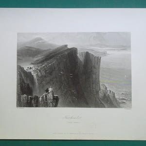 Può includere: Un'incisione in bianco e nero di un paesaggio di scogliere drammatico con un piccolo gruppo di figure in piedi su uno sperone roccioso. La scena è incorniciata da un bordo bianco e include il titolo "Fachodo" e il testo "Contea di Kerry".