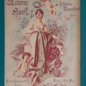 Może przedstawiać: Zabytkowy plakat "Moderne Kunst" z centralną postacią kobiecą, cherubinami i motywami kwiatowymi. Niemiecki tekst zawiera "Illustrirte Monatsschrift" i "Verlag von Rich Bong Berlin." Plakat jest w odcieniach czerwieni i beżu.