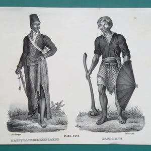 May include: A black and white engraving of two men in traditional clothing. The man on the left is wearing a turban and a long robe. The man on the right is wearing a turban and a shorter robe. The engraving is titled "Hauptmann der Leibgarde Insel Java" and "Landmann".