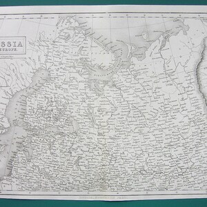 以下が含まれることがあります： ヨーロッパのロシアのアンティーク白黒地図。地図には、川や国境などの地理的詳細が示されています。「RUSSIA in EUROPE」というタイトルが上部に印刷されています。地図は白い背景にあります。