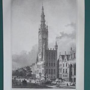 Puede incluir: Un grabado en blanco y negro del Hôtel de Ville de Dunkerque, Francia. El edificio tiene una torre alta con una esfera de reloj y una aguja. El grabado muestra el edificio desde una vista de calle, con personas y carruajes en primer plano.