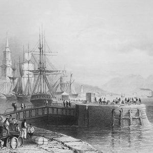 Op de afbeelding: Een zwart-witgravure die een havenscene toont met meerdere schepen die aan een pier liggen. De schepen hebben hoge masten en zeilen. Er zijn mensen op de pier en in de boten. De scène speelt zich af tegen een achtergrond van bergen.