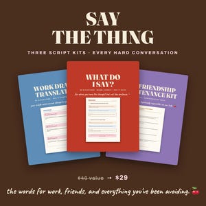 Könnte beinhalten: Drei Skript-Kits mit dem Titel Say The Thing, bestehend aus einem blauen Work Drama Translator, einem roten What Do I Say?-Leitfaden und einem lila Friendship Maintenance Kit. Jedes Kit enthält gedruckte Seiten mit Gesprächsskripten.