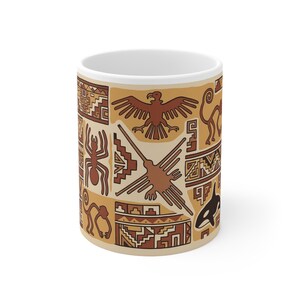 Puede incluir: Una taza de cerámica con fondo beige que presenta un patrón repetitivo de animales estilizados y formas geométricas en color marrón. El diseño incluye un ave, un mono, una araña y una orca, intercalados con intrincados patrones escalonados.