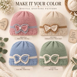 Könnte beinhalten: Vier gestrickte Mützen mit Schleifen, jede mit einer zentralen perlenartigen Perle verziert. Die Mützen sind in Altrosa, Hafercreme, Staubblau und Salbeigrün dargestellt. Text: MAKE IT YOUR COLOR DIGITAL KNITTING PATTERN.