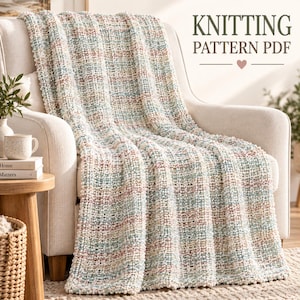 Puede incluir: Una manta de punto grueso con un patrón de hilo jaspeado en tonos pastel suaves de rosa, azul y crema. El texto KNITTING PATTERN PDF aparece en la esquina superior derecha, acompañado de un pequeño icono de corazón sobre la manta.