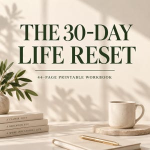 Puede incluir: Un libro de ejercicios imprimible de 44 páginas titulado THE 30-DAY LIFE RESET. La portada presenta texto en fuente serif verde oscuro sobre un fondo beige claro. Debajo del título, una pila de tres libros dice A CALMER MIND, A BRIGHTER YOU, A MORE INTENTIONAL LIFE.