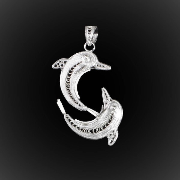 Pendentif Dauphins en broderie d'argent