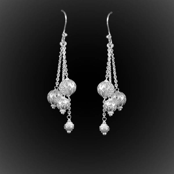 Boucles d'oreilles Shamballa en broderie d'argent