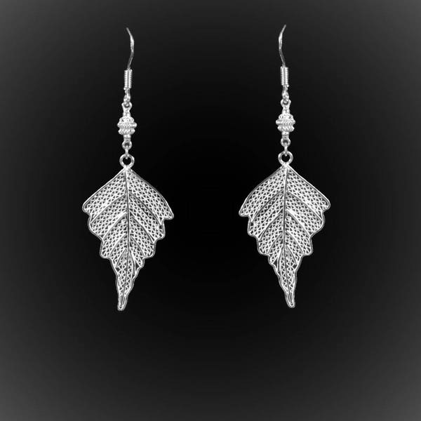 Boucles d'oreilles Feuille de chêne courtes en broderie d'argent