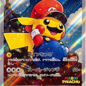 Puede incluir: Una carta coleccionable holográfica que muestra a un personaje Pikachu amarillo vestido con una gorra roja de Mario y un overol azul con un bigote negro. La carta muestra 80 HP, símbolos de energía eléctrica y texto en japonés.