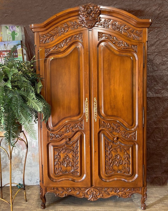 Armoire/Wardrobe