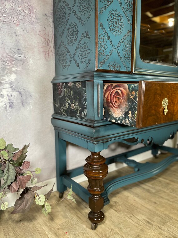 Cabinet/Hutch