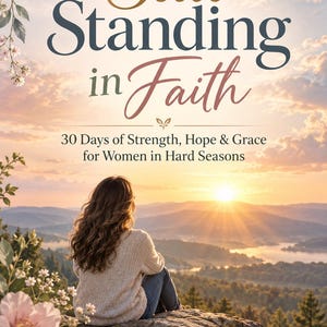 Pode incluir: Uma capa de livro intitulada Still Standing in Faith: 30 Days of Strength, Hope & Grace for Women in Hard Seasons por Rebecca Driver. Mostra uma pessoa com longos cabelos castanhos sentada num rochedo a observar um pôr do sol.